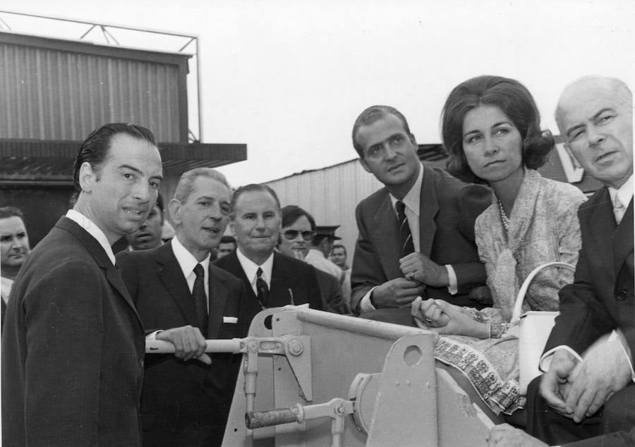 El rey Juan Carlos ha anunciado, este lunes, su voluntad y deseo de dejar de desarrollar actividades institucionales y completar su retirada de la vida pública a partir del 2 de junio, al cumplirse cinco años de la abdicación.