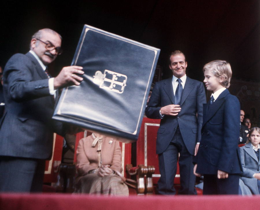 El rey Juan Carlos ha anunciado, este lunes, su voluntad y deseo de dejar de desarrollar actividades institucionales y completar su retirada de la vida pública a partir del 2 de junio, al cumplirse cinco años de la abdicación.