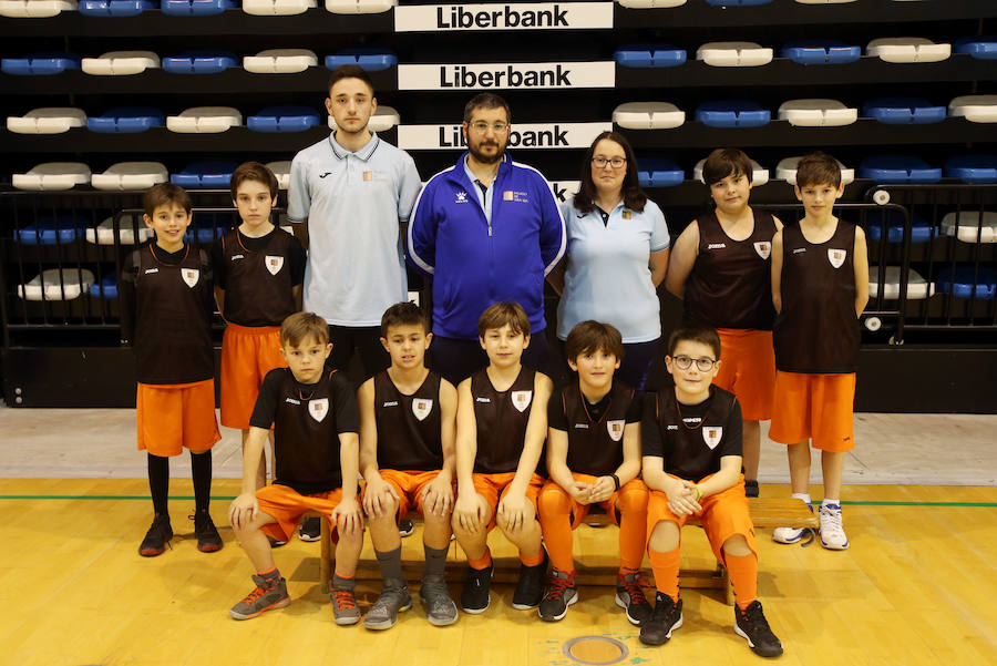Colegio Palacio de Granda Alevín masculino. Entrenador: Adrián Menéndez. Jugadores: Álvaro Díaz, Sergio, Víctor, David, Daniel, Julio Velasco, Iago, Roberto, Julio Noval, Abel, Álvaro Rueda y Santiago.