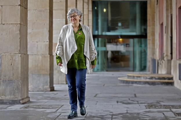 Ana González, ganadora de las elecciones municipales del domingo, pasea por los soportales de la plaza Mayor. 