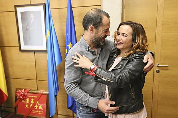 El abrazo que se dieron ayer el alcalde Ángel García y la nueva diputada electa Noelia Macías. 