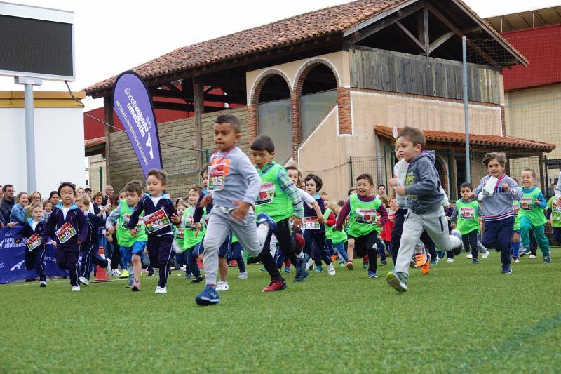 Decenas escolares de entre 0 y 5 años de Cangas, Arriondas, Ribadesella, Cabrales y Onís han participado en el Cross Infantil de Cangas de Onís, celebrado en el campo municipal de fútbol 'Manolo Chaso'.