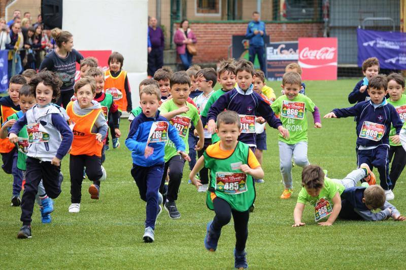 Decenas escolares de entre 0 y 5 años de Cangas, Arriondas, Ribadesella, Cabrales y Onís han participado en el Cross Infantil de Cangas de Onís, celebrado en el campo municipal de fútbol 'Manolo Chaso'.