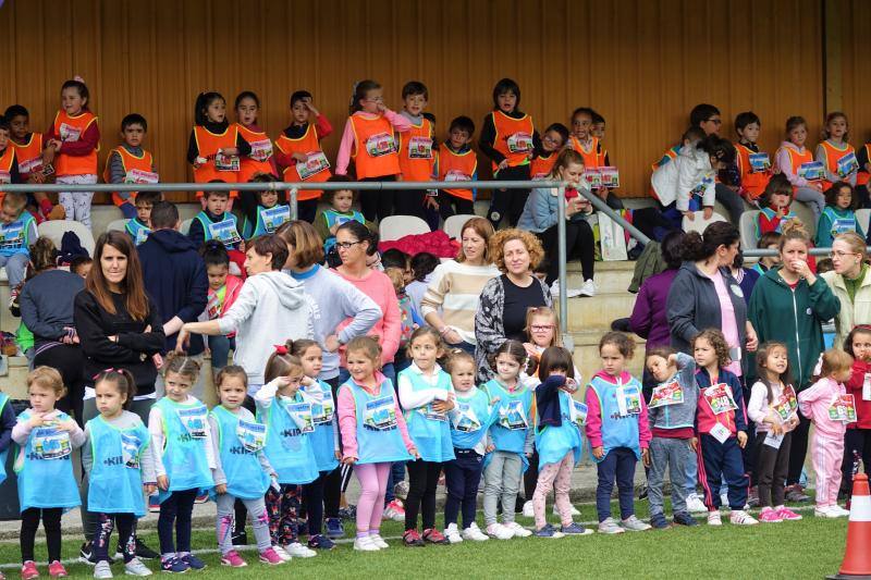 Decenas escolares de entre 0 y 5 años de Cangas, Arriondas, Ribadesella, Cabrales y Onís han participado en el Cross Infantil de Cangas de Onís, celebrado en el campo municipal de fútbol 'Manolo Chaso'.