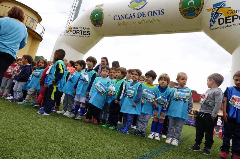 Decenas escolares de entre 0 y 5 años de Cangas, Arriondas, Ribadesella, Cabrales y Onís han participado en el Cross Infantil de Cangas de Onís, celebrado en el campo municipal de fútbol 'Manolo Chaso'.