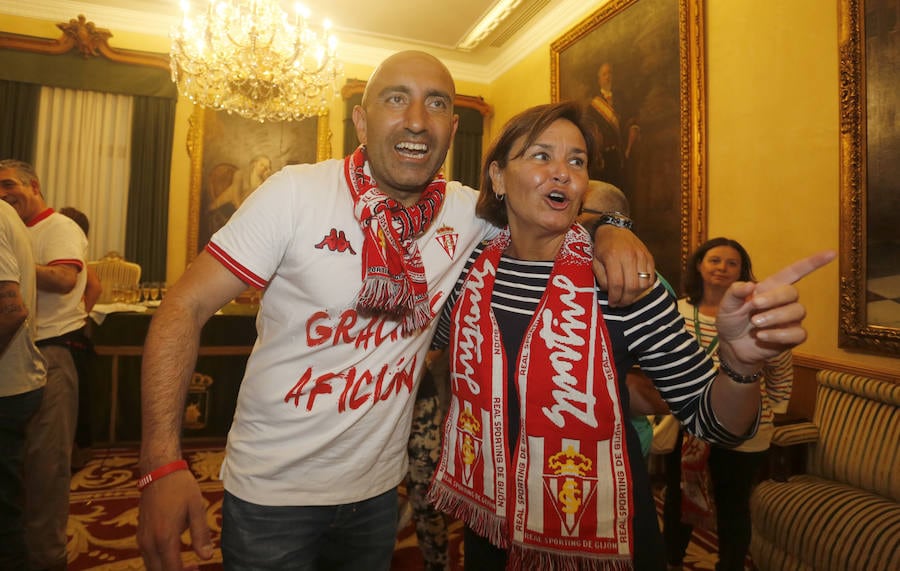 Abelardo y la alcaldesa en el Ayuntamiento durante la fiesta de celebración del ascenso del Sporting a Pirmera División.