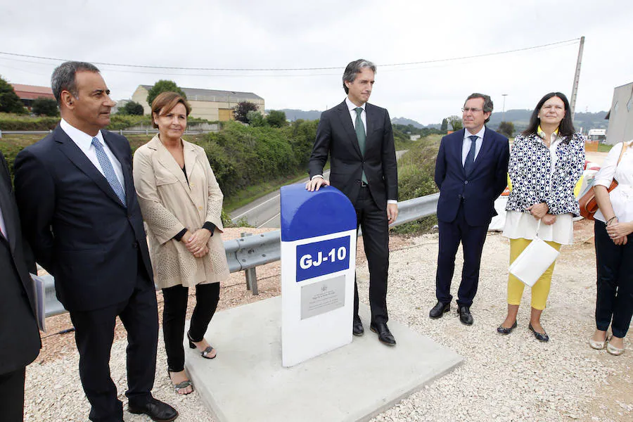 Junto al entonces ministro de Fomento, Íñigo de la Serna, y el consejero de Infraestructuras, Fernando Lastra, en el acto de inicio de las obras de duplicación de la carretera GJ-10 para los nuevos accesoS a El Musel.