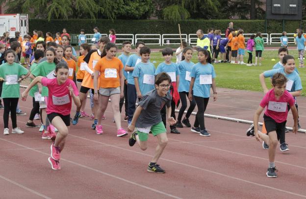 Varios alumnos lo dan todo en la pista de atletismo del CAU. 