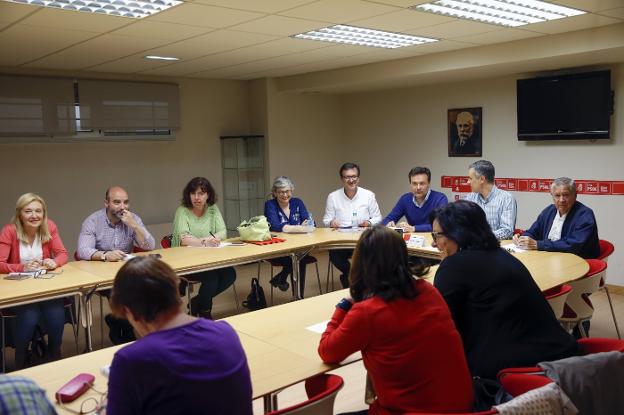 Reunión de la ejecutiva del PSOE, en la Casa del Pueblo, donde se creó una comisión negociadora. Están presentes en la mesa sus cinco miembros, Ana González, Roberto Lena, Francisco Blanco, Iván Fernández Ardura y Natalia González. 