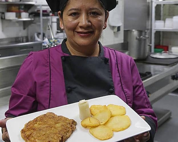 El mejor cachopín. La cocinera de El Solar del Marqués, Tina Britez, con el mejor cachopín de Asturias. 