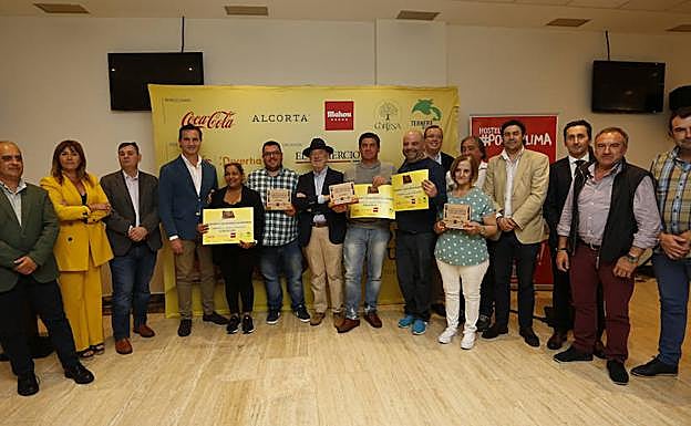 Los responsables de los mejores cachopos del VI campeonato de EL COMERCIO, con los patrocinadores y organizadores del mismo.