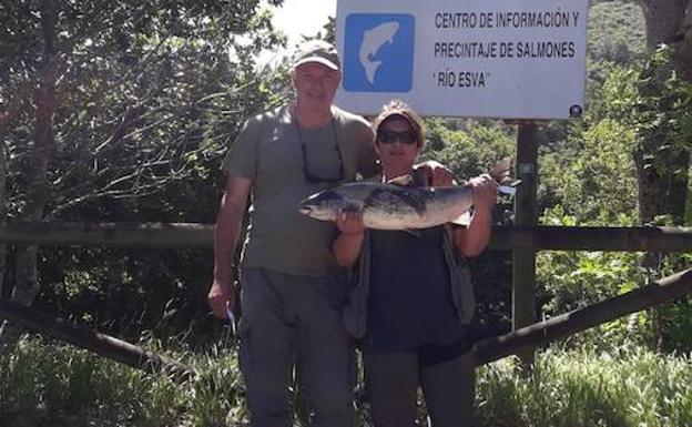 Leónides Peláez González junto a su pareja.