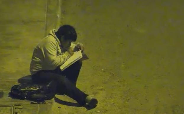 Víctor Martín Angulo, estudiando bajo una farola en Moche (Perú). 