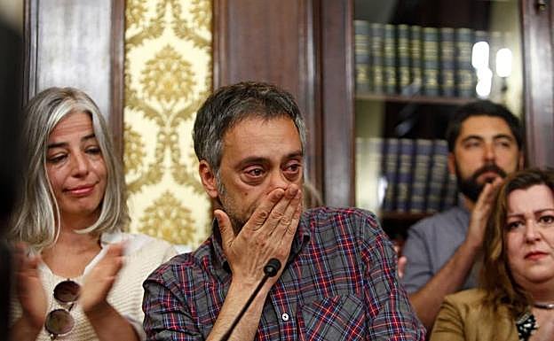 El alcalde en funciones de A Coruña y líder de la Marea Atlántica, Xulio Ferreiro, durante su comparecencia en rueda de prensa