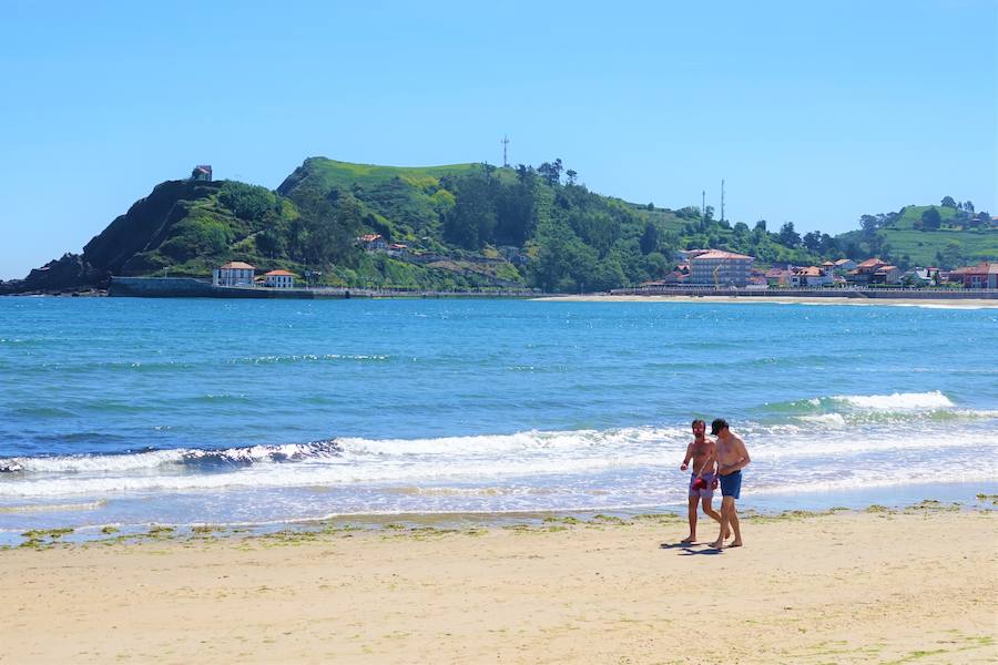 Los cielos despejados y las temperaturas, que han subido notablemente, invitando a los asturianos a disfrutar del aire libre. Las previsiones veraniegas se prolongarán hasta el domingo. 