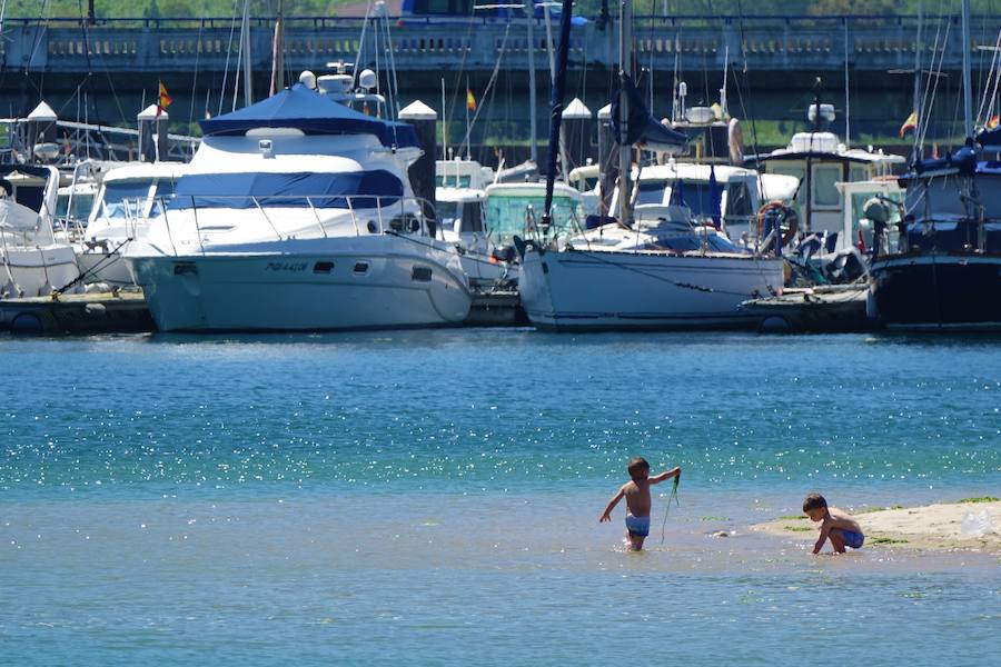 Los cielos despejados y las temperaturas, que han subido notablemente, invitando a los asturianos a disfrutar del aire libre. Las previsiones veraniegas se prolongarán hasta el domingo. 