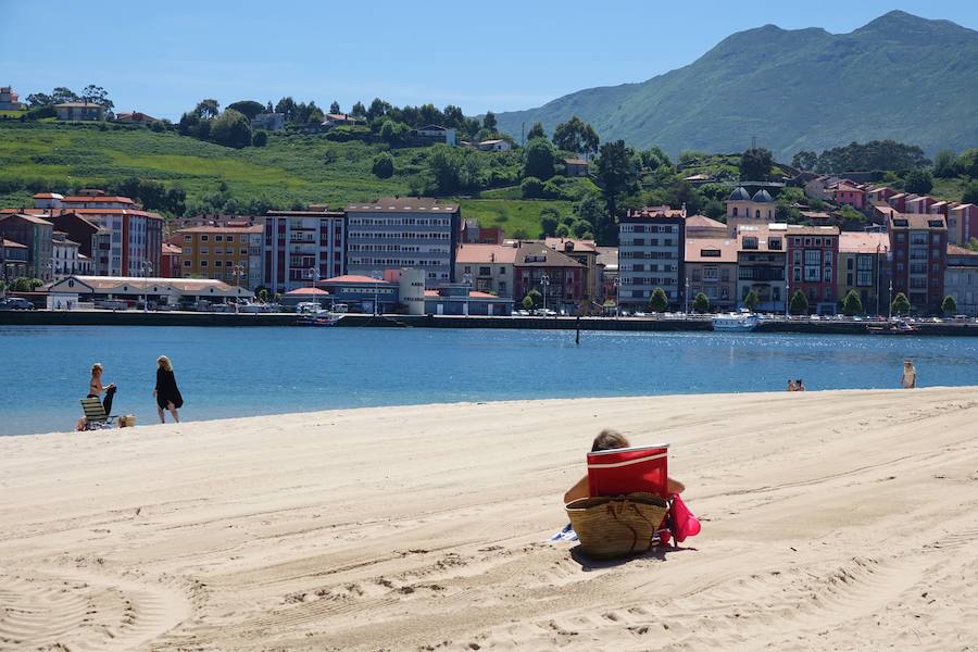 Los cielos despejados y las temperaturas, que han subido notablemente, invitando a los asturianos a disfrutar del aire libre. Las previsiones veraniegas se prolongarán hasta el domingo. 