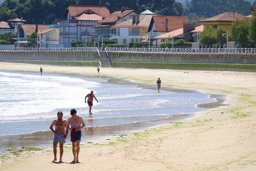 Los cielos despejados y las temperaturas, que han subido notablemente, invitando a los asturianos a disfrutar del aire libre. Las previsiones veraniegas se prolongarán hasta el domingo. 