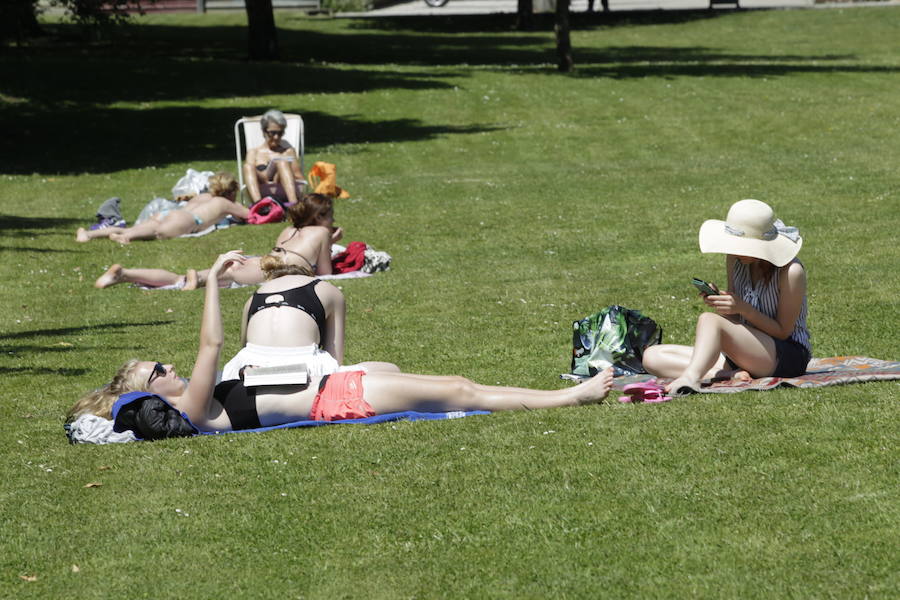 Los cielos despejados y las temperaturas, que han subido notablemente, invitando a los asturianos a disfrutar del aire libre. Las previsiones veraniegas se prolongarán hasta el domingo. 