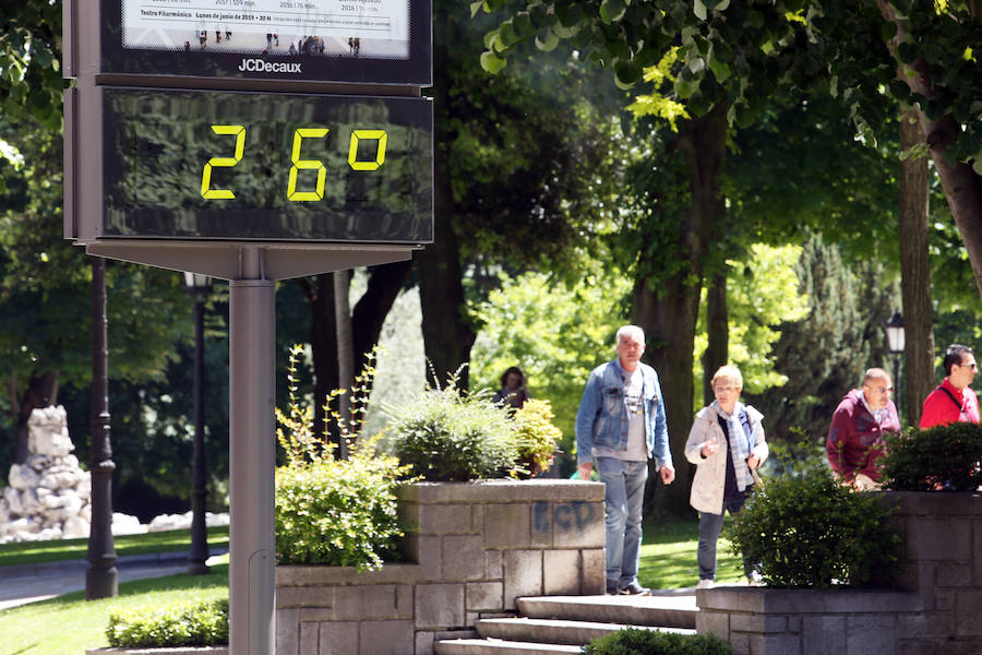 Los cielos despejados y las temperaturas, que han subido notablemente, invitando a los asturianos a disfrutar del aire libre. Las previsiones veraniegas se prolongarán hasta el domingo. 