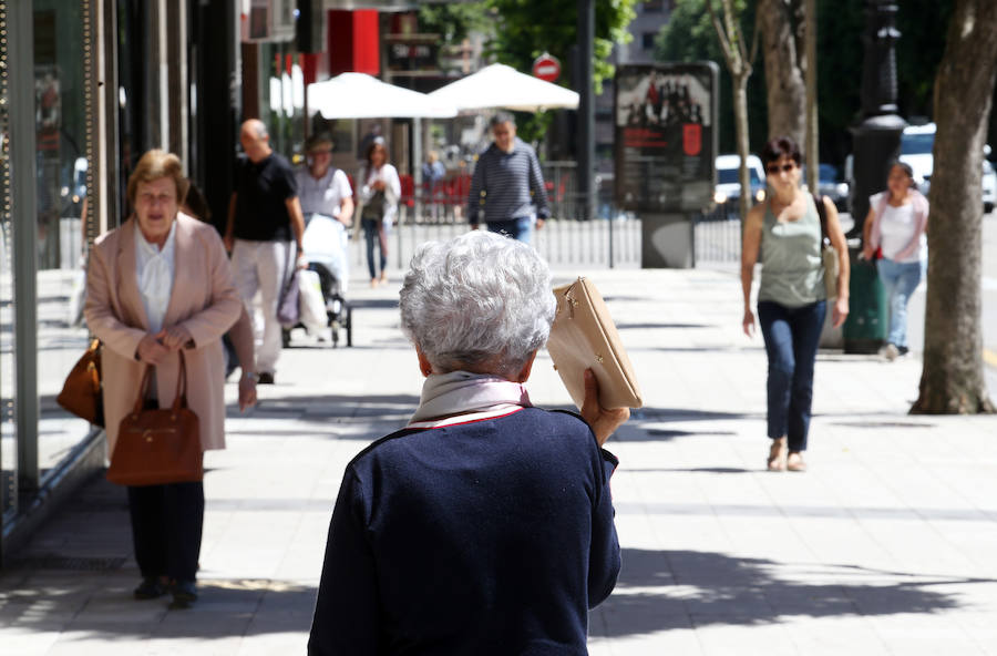 Los cielos despejados y las temperaturas, que han subido notablemente, invitando a los asturianos a disfrutar del aire libre. Las previsiones veraniegas se prolongarán hasta el domingo. 