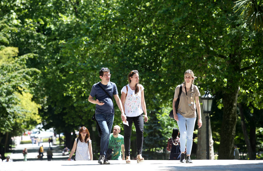 Los cielos despejados y las temperaturas, que han subido notablemente, invitando a los asturianos a disfrutar del aire libre. Las previsiones veraniegas se prolongarán hasta el domingo. 