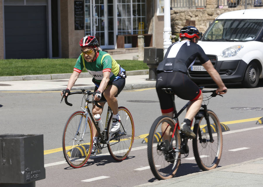 Los cielos despejados y las temperaturas, que han subido notablemente, invitando a los asturianos a disfrutar del aire libre. Las previsiones veraniegas se prolongarán hasta el domingo. 