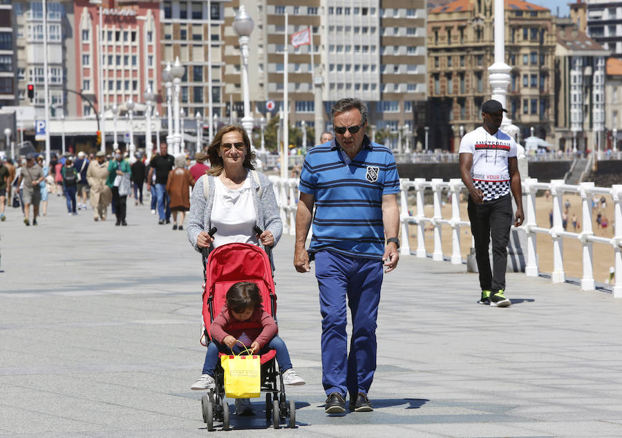 Los cielos despejados y las temperaturas, que han subido notablemente, invitando a los asturianos a disfrutar del aire libre. Las previsiones veraniegas se prolongarán hasta el domingo. 