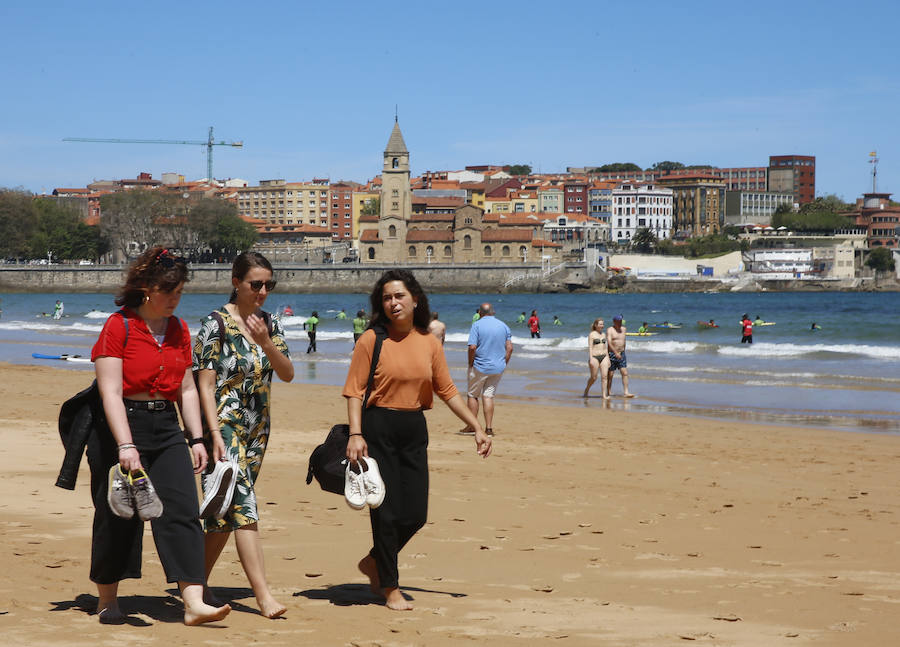 Los cielos despejados y las temperaturas, que han subido notablemente, invitando a los asturianos a disfrutar del aire libre. Las previsiones veraniegas se prolongarán hasta el domingo. 