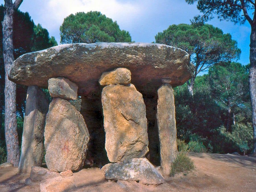 Dolmen Pedra Gentil, Vallgorguina (Barcelona) | La realidad es que actualmente sigue siendo un lugar muy frecuentado por los adeptos a lo paranormal para prácticas mágicas.