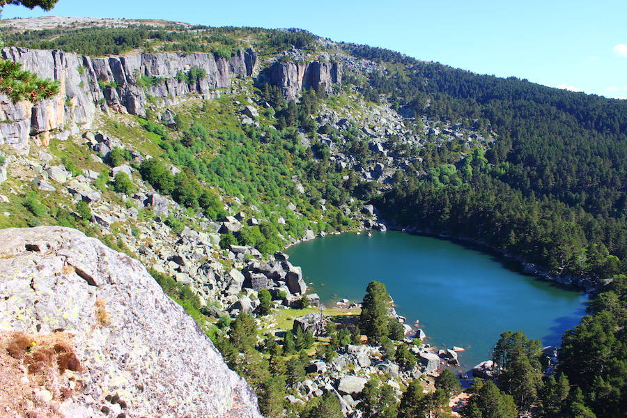 Laguna Negra de Soria (Castilla y León) | Otro impresionante lugar rodeado de leyemdas, aunque la más famosa dice que sus oscuras aguas no tienen fondo y son un auténtico riesgo para cualquier bañista.