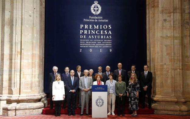 Los miembros del jurado del Premio Princesa de Ciencias Sociales, durante la lectura del fallo. 