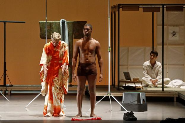 Marco Magoa, Maxwell Chartey y Kunihito Tomita González, durante la obra. 