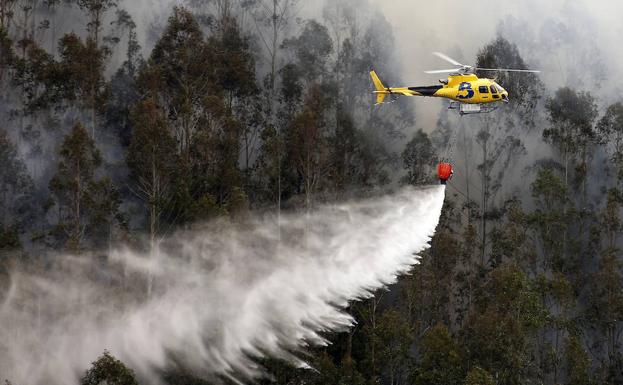 Un helicóptero trabajando en la extinción del incendio forestal declarado en la Sierra de Sollera a principios de mes.