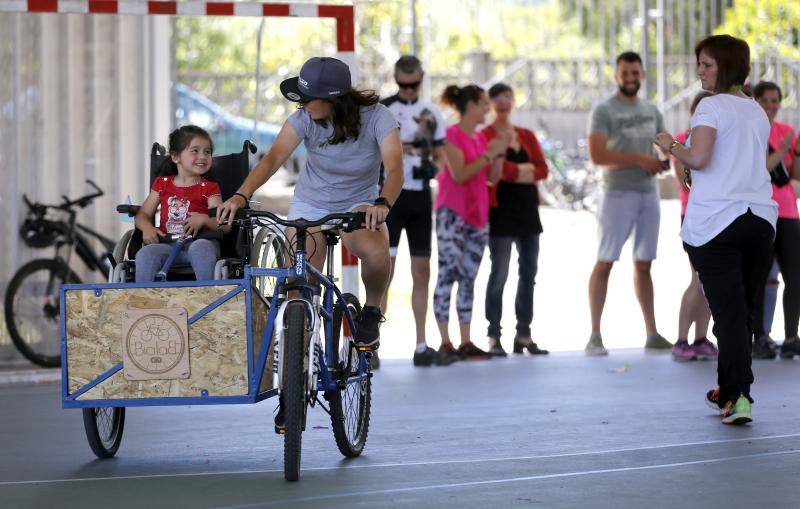 El centro celebró las jornadas BiciFusión en la que se presentó una bicicleta adaptada creada por los niños en BiciLab. Con un sidecar, permite llevar a personas con movilidad reducida. 