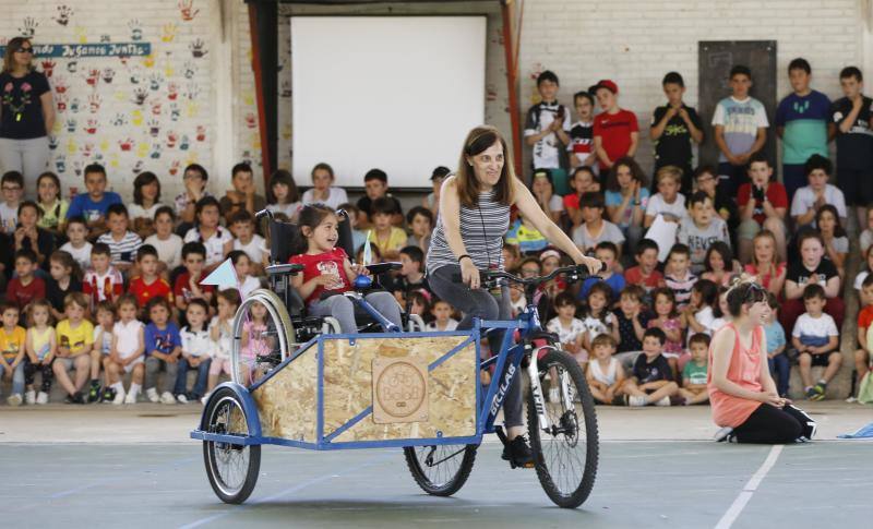 El centro celebró las jornadas BiciFusión en la que se presentó una bicicleta adaptada creada por los niños en BiciLab. Con un sidecar, permite llevar a personas con movilidad reducida. 