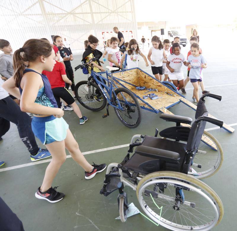 El centro celebró las jornadas BiciFusión en la que se presentó una bicicleta adaptada creada por los niños en BiciLab. Con un sidecar, permite llevar a personas con movilidad reducida. 