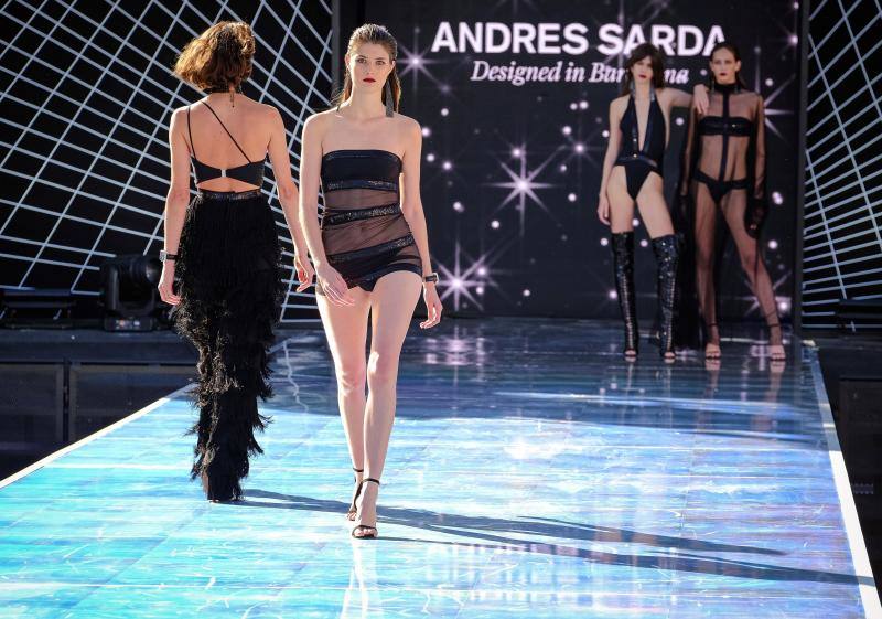 La pasarela celebró este jueves su tercera edición con la presencia de cinco firmas nacionales -Alvarno, Juanjo Oliva, The 2nd Skin Co, Roberto Diz, Andres Sarda- y de la internacional David Laport, que mostrarán sus colecciones 'resort', en las que reinará la alegría de la isla. 