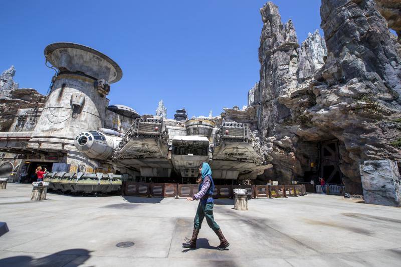 Disney inaugura un parque temático sobre la saga 'Star Wars'. La principal atracción será volar en el 'Halcón Milenario'. Después de más de seis años de trabajo, por fin abrirá al público.