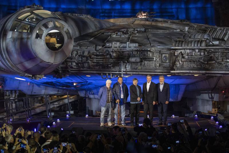 Disney inaugura un parque temático sobre la saga 'Star Wars'. La principal atracción será volar en el 'Halcón Milenario'. Después de más de seis años de trabajo, por fin abrirá al público.