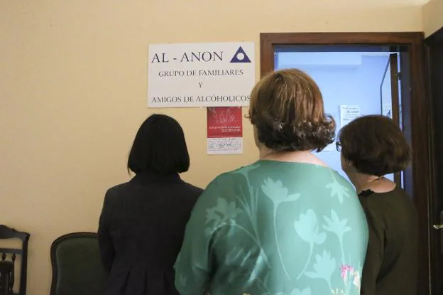 María Jesús, Margarita y Luci, tres integrantes del grupo Al-Anon de familiares y amigos de alcohólicos, en el local situado en la calle Danza Prima 6, de Pola de Siero. 