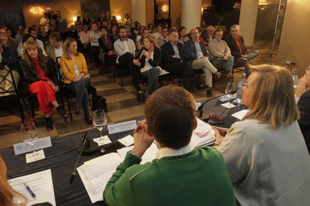 Teresa Mallada interviene desde la primera fila, con Mercedes Fernández escuchando desde la mesa, en un momento de la reunión del comité ejecutivo regional del pasado miércoles. 