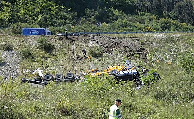 Un camión cae por un terraplén en la autovía del Cantábrico, en Llanes