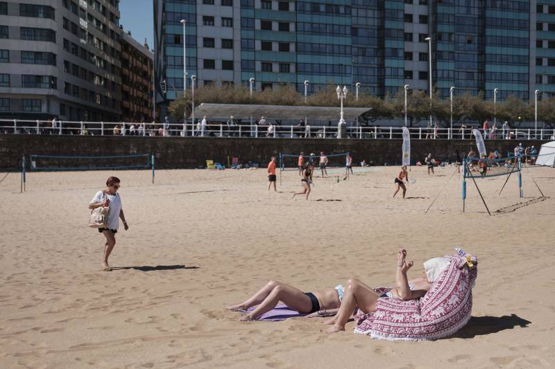 Las temperaturas siguen subiendo en la región en uno de los días de más calor de 2019, por lo que las playas y parques permanecen este sábado abarrotados.