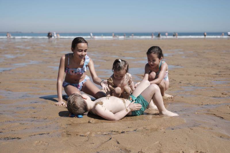 Las temperaturas siguen subiendo en la región en uno de los días de más calor de 2019, por lo que las playas y parques permanecen este sábado abarrotados.