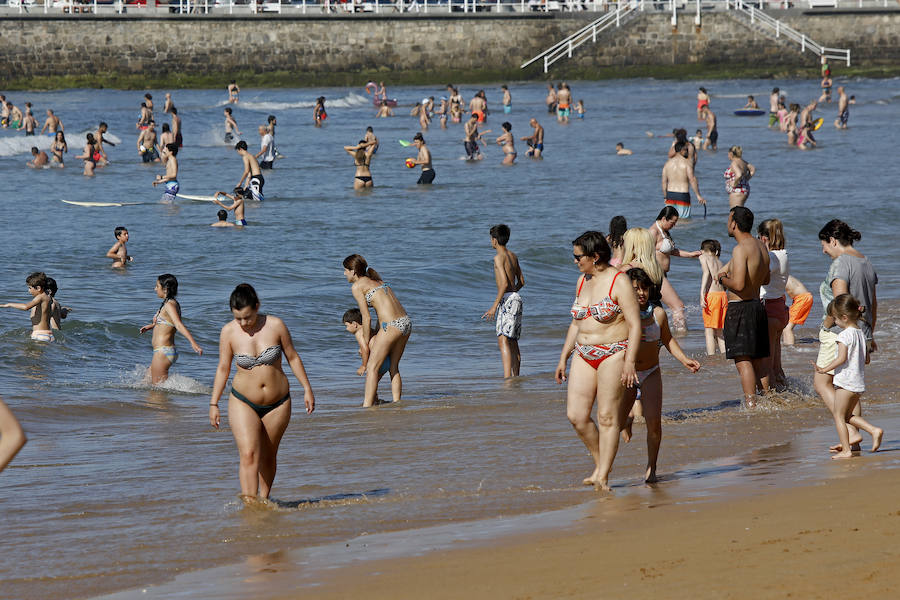 Las temperaturas siguen subiendo en la región en uno de los días de más calor de 2019, por lo que las playas y parques permanecen este sábado abarrotados.