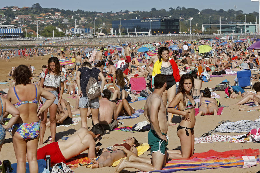Las temperaturas siguen subiendo en la región en uno de los días de más calor de 2019, por lo que las playas y parques permanecen este sábado abarrotados.