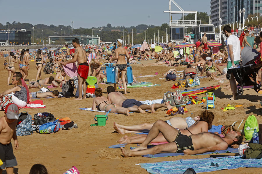 Las temperaturas siguen subiendo en la región en uno de los días de más calor de 2019, por lo que las playas y parques permanecen este sábado abarrotados.