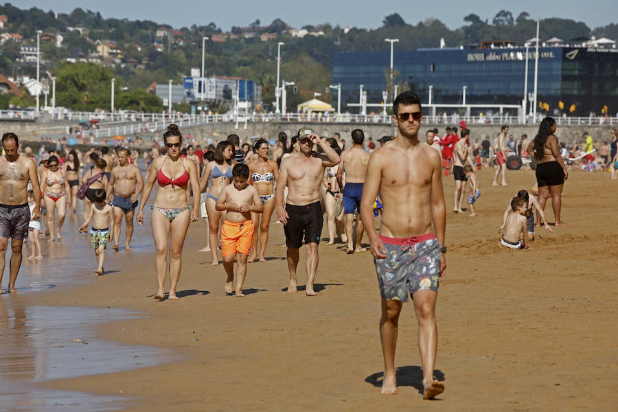 Las temperaturas siguen subiendo en la región en uno de los días de más calor de 2019, por lo que las playas y parques permanecen este sábado abarrotados.