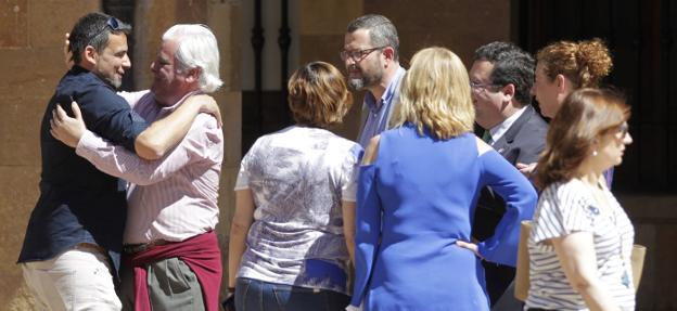 Iván Álvarez se despide de Fernando Fernández-Ladreda, ayer, ante otros ediles en el Ayuntamiento. 